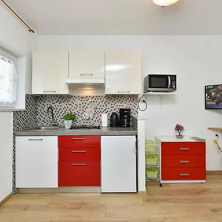 Apartment With A - C In Porec-istrien 44243